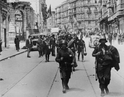 Tropas de los sublevados entran en Bilbao el 19 de junio de 1937.