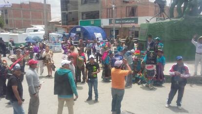 Vecinos de Uyuni, durante la etapa de hoy del Dakar.