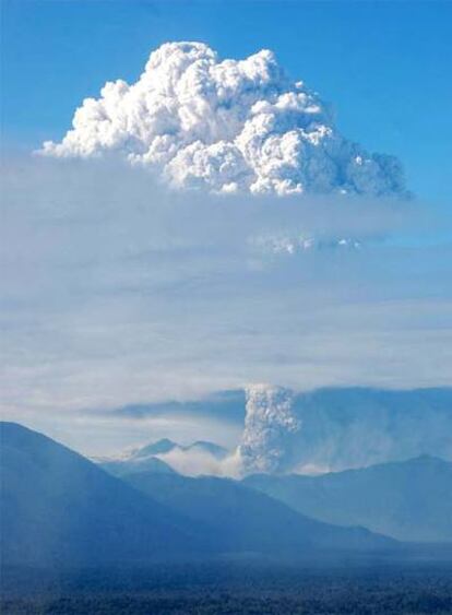 Imagen del volcán chileno tomada el pasado 2 de mayo cuando entró en erupción, desde entonces no ha detenido su actividad