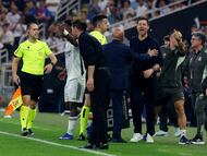 Simeone se dirige a Vinicius durante la semifinal de la Supercopa mientras Xabi Alonso se queja de la actitud del técnico argentino.