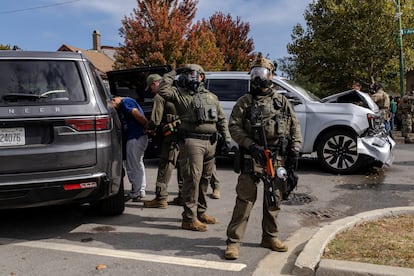 Agentes esposan a un hombre en Chicago, Illinois