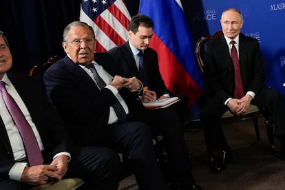 El presidente ruso, Vladímir Putin (a la derecha), se sienta junto a su delegación, que incluye al ministro de Asuntos Exteriores ruso, Serguéi Lavrov.