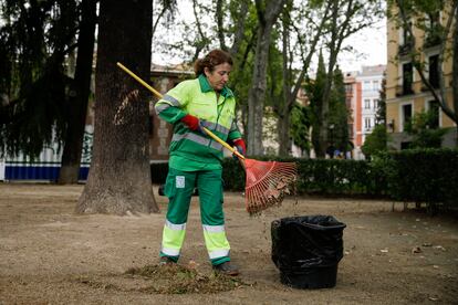 Una empleada municipal de limpieza trabaja en la Plaza de Oriente de Madrid. 