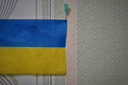 Una bandera de Ucrania en un quirófano de un hospital improvisado a unos kilómetros del frente de Zaporiyia. 