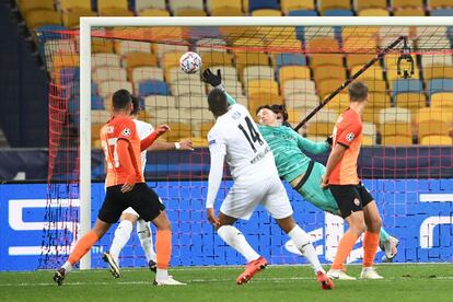 Pléa anota el 0-3 con un tiro desde fuera del área.