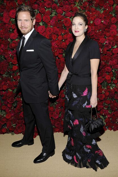 La actriz Drew Barrymore acompañada de su novio Will Kopelman, de Chanel Alta Costura.