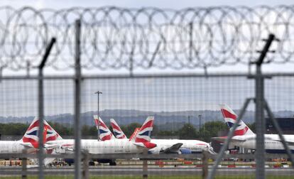 Aviões da British Airways no aeroporto London Gatwick, em maio.