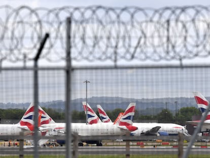 Aviões da British Airways no aeroporto London Gatwick, em maio.