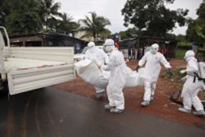 EBO04 MONROVIA (LIBERIA), 08/08/2014. Varias enfermeras liberianas trasladan a una víctima del ébola en Virginia, a las afueras de la capital Monrovia, en Liberia, hoy, viernes, 8 de agosto del 2014. La Organización Mundial de la Salud (OMS) informó hoy de que el ébola ha causado 29 muertes en los últimos dos días en el oeste de Africa, lo que eleva a 961 los fallecidos durante el actual brote, el más grave desde que se descubrió la enfermedad hace casi cuarenta años. En Guinea Conakry, donde apareció este brote en marzo pasado, se registraron cuatro muertes en las últimas 48 horas, una en Nigeria, doce en Liberia e igual número en Sierra Leona. La OMS declaró hoy el brote de ébola en estos países como una "emergencia pública sanitaria de preocupación internacional" y solicitó a todos los países con recursos y capacidad que ayuden a contenerlo. EFE/Ahmed Jallanzo