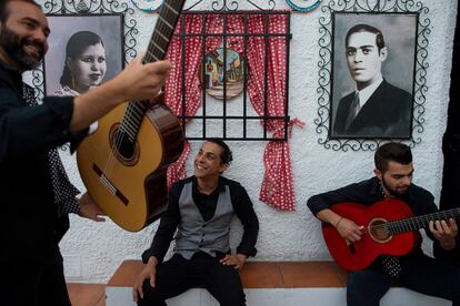 Guitarristas flamencos conversan mientras se preparan para un espectáculo de danza en el barrio del Sacromonte, en Granada.