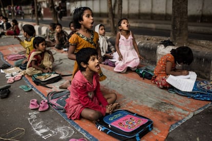 Un grupo de niños asiste a una clase en una improvisada escuela callejera en el distrito de Shahbag, situado en el corazón de Dacca.