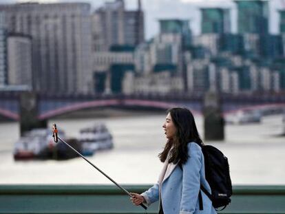 Una joven se fotograf&iacute;a a s&iacute; misma en el puente de Westminster, en Londres.