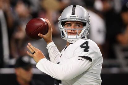 El mariscal de campo de los Raiders, Derek Carr.