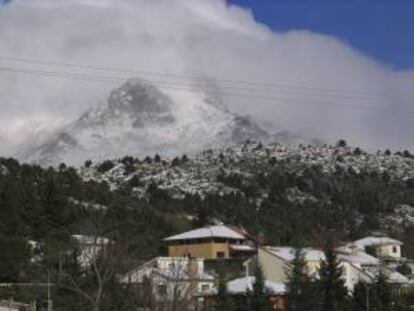 Vista desde la madrileña localidad de Becerril de la Sierra del pico de la Maliciosa, en la Sierra de Guadarrama. EFE/Archivo