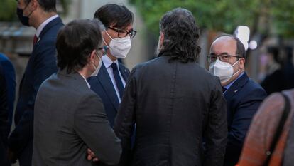 Salvador Illa y Miquel Iceta conversan con el dirigente de ERC Josep Maria Jové y con el presidente de Òmnium Cultural, Jordi Cuixart, el pasado mayo durante la toma de posesión de Pere Aragonès como presidente de la Generalitat.