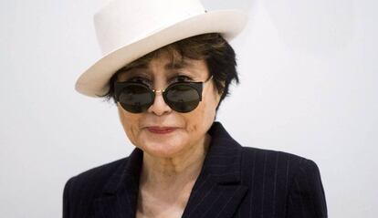 La artista Yoko Ono.