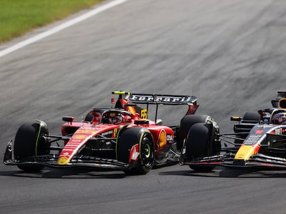 Carlos Sainz (izquierda) y Max Verstappen combaten por una posición en una curva de Monza, este domingo.