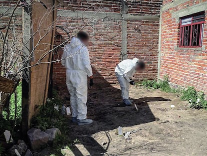 Peritos trabajan en un inmueble asegurado en la colonia Orilla del Agua de Lagos de Moreno, Jalisco, en agosto de 2023.