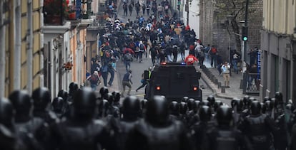 Manifestantes se enfrentan con policías durante una jornada de protesta contra las medidas económicas del Gobierno del presidente Lenín Moreno este jueves en Quito (Ecuador).