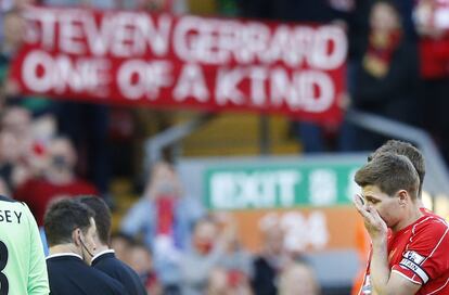 Gerrard emocionado, tras su último partido en Anfield.