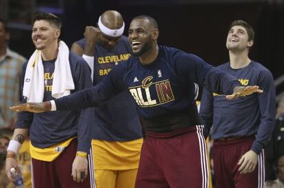 LeBron celebra una canasta desde el banquillo.