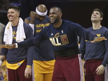 LeBron celebra una canasta desde el banquillo.