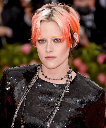 Kristen Stewart
Inspirado en David Bowie, el radical look beauty de Kristen Stewart ha sido creado por la maquilladora Jillian Dempsey. Con productos de Chanel ha coloreado una mirada protagonizada por cejas naranjas subrayadas en blanco.
Acompañando al look, un corte masculino y una melena tricolor teñida de rojo creada por el estilista Adir Abergel.