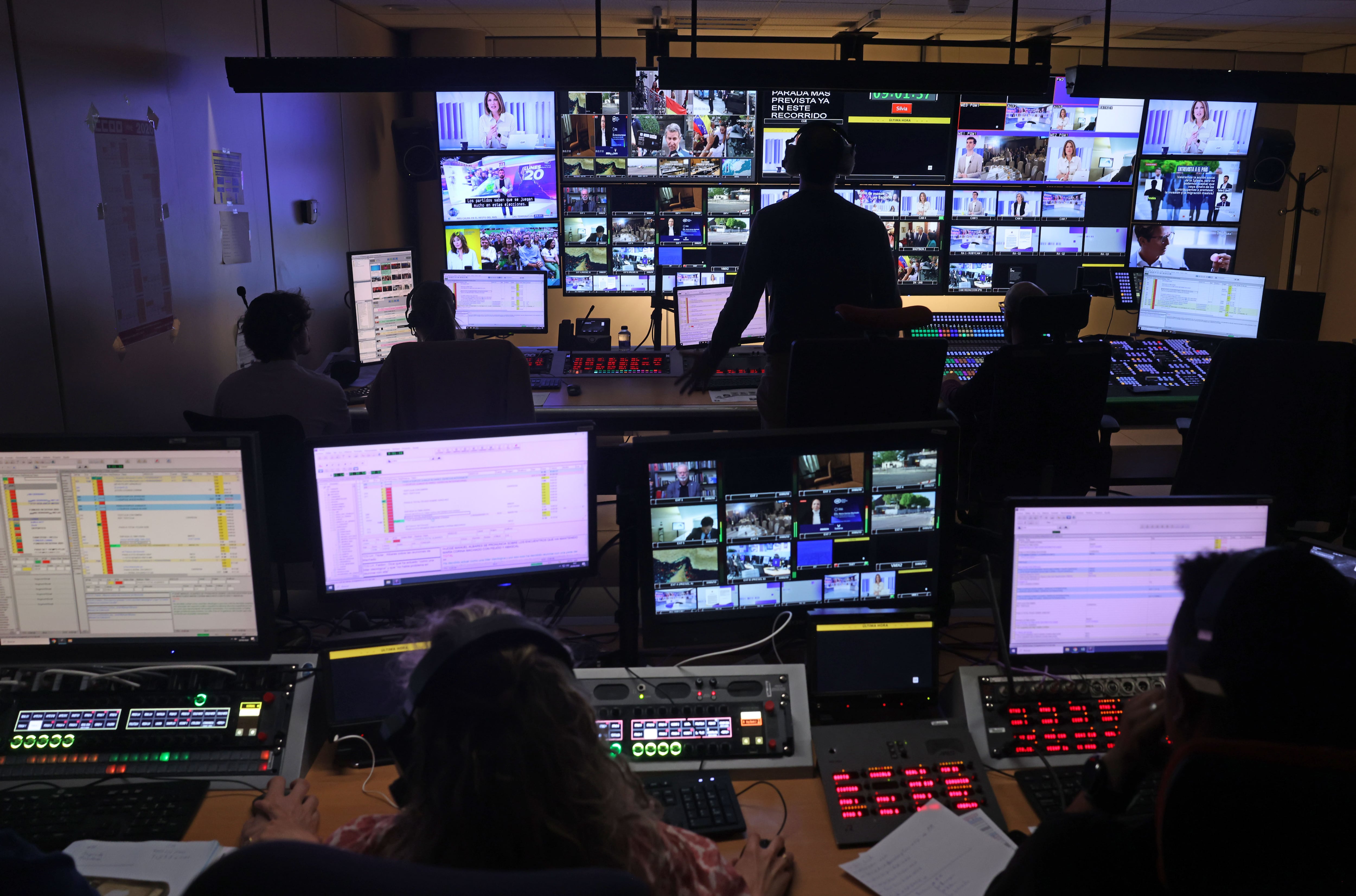 La realización en la grabación del programa 'La hora de La 1', el pasado 20 de abril en los estudios de Prado del Rey.