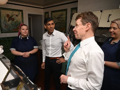 EL primer ministro de Reino Unido, Rishi Sunak, con el alcalde de West Midlands, Andy Street, durante una visita a una tienda en Dudley, el 24 de marzo.