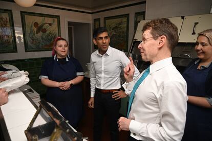 EL primer ministro de Reino Unido, Rishi Sunak, con el alcalde de West Midlands, Andy Street, durante una visita a una tienda en Dudley, el 24 de marzo.