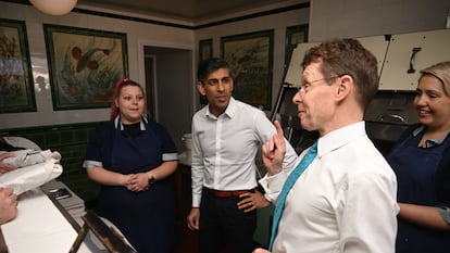 EL primer ministro de Reino Unido, Rishi Sunak, con el alcalde de West Midlands, Andy Street, durante una visita a una tienda en Dudley, el 24 de marzo.