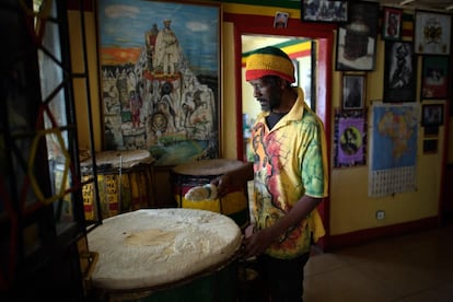 Un hombre rastafari toca un tambor usado durante ceremonias religiosas, en el museo del Rastafari.