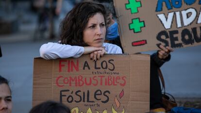 Una activista protesta contra los combustibles fósiles frente al Congreso, en abril.