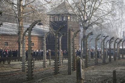 Participantes en los actos de conmemoración del 75º aniversario de la liberación de Auschwitz .