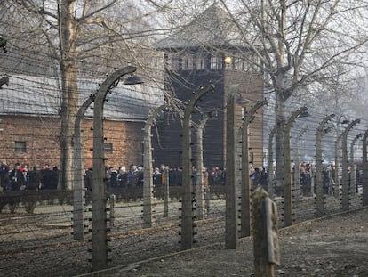 Participantes en los actos de conmemoración del 75º aniversario de la liberación de Auschwitz .