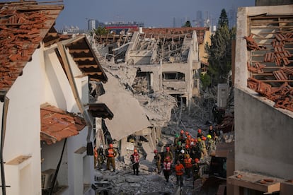 Fuerzas de seguridad israelíes inspeccionan las viviendas destruidas por un misil iraní en Rishon Lezion en la mañana del sábado.