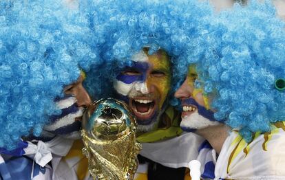 Seguidores uruguayos, con una copa del Mundial, esperan el inicio del partido.