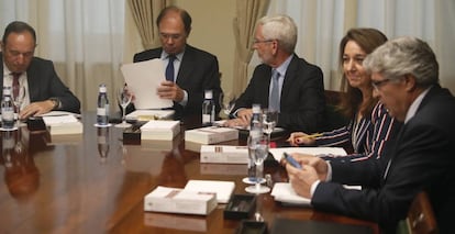 El president del Senat, Pío García-Escudero (c), amb el vicepresident, Pedro Sanz (e), i el vicepresident segon, Joan Lerma (3d), a l'inici d'una reunió de la Mesa del Senat.