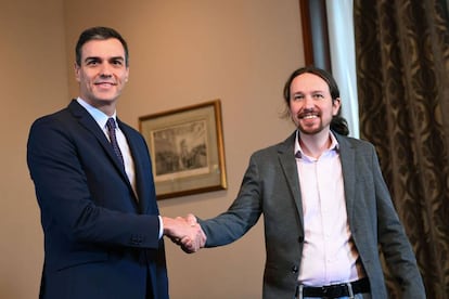 Sánchez and Iglesias during today’s press conference.