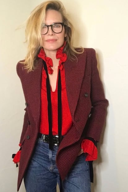 Este otro look de promoción de la misma cinta, ejecutado por su estilista, Samantha McMillen, también es un buen ejemplo de cómo la actriz recurre a la misma fórmula para estar perfecta. Otra firma francesa, Saint Laurent, está detrás de la elección. Que tiemble Caroline de Maigret y compañía.