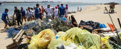 Recogida de residuos en una playa dentro del proyecto Mares Circulares de Coca-Cola. 