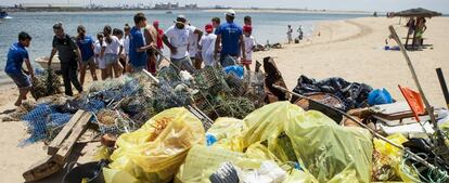 Recogida de residuos en una playa dentro del proyecto Mares Circulares de Coca-Cola.