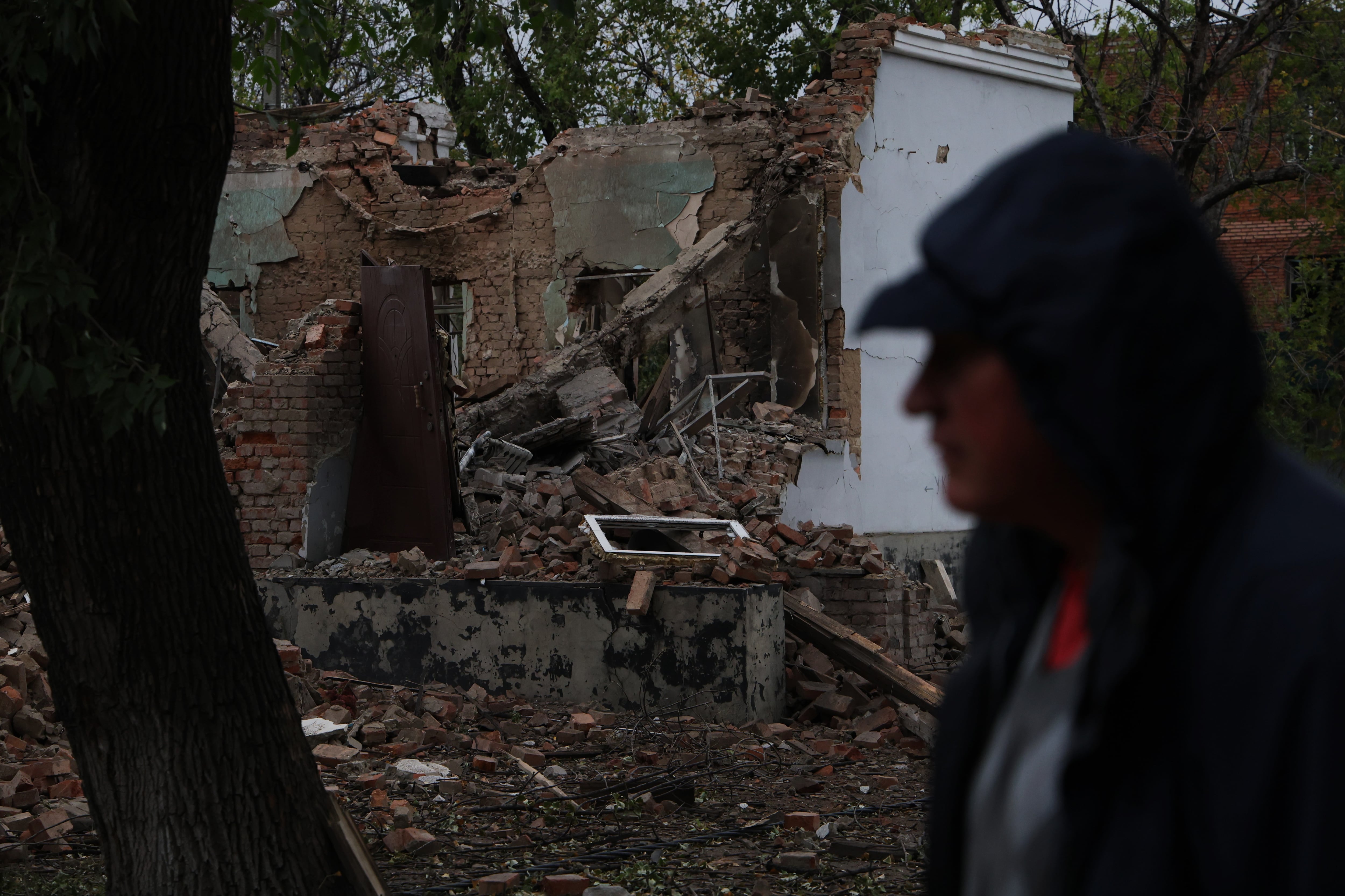 Vadim Bobkov, de 60 años, visita los restos del hospital bombardeado en Dobropilia del que ha sido director las últimas dos décadas.