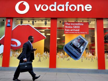 Un hombre pasa ante una tienda de Vodafone.