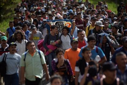 Migrantes hondureños caminan por una carretera tras romper el bloqueo de la policía guatemalteca, en Esquipulas, la frontera entre Honduras y Guatemala, el 16 de enero.