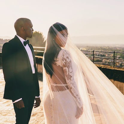 Kim Kardashian y Kanye West se casaron en Florencia el 24 de mayo de 2014. Siete meses antes, el rapero le había pedido matrimonio, coincidiendo con el 33 cumpleaños de la celebridad, en el estadio AT&T Park, en San Francisco. Eso sí, cuando estaba vacío. Una banda de música y varios familiares fueron los testigos de la entrega del anillo con un diamante de 15 quilates diseñado por Lorraine Schwartz.