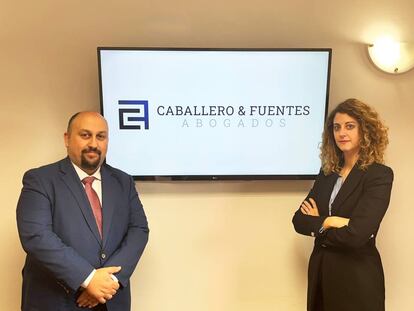 Rodrigo Caballero, socio director y Lucía Muñoz, socia de Derecho Público en Caballero & Fuentes Abogados