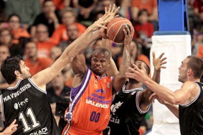 Omar Cook, rodeado por jugadores del Bizkaia Bilbao.