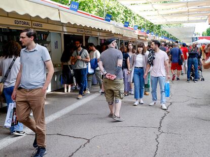 Ambiente en la Feria del Libro de Madrid, en el Parque del Retiro, el miércoles.