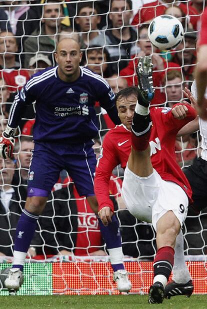 Berbatov remata de chilena en su segundo tanto ante el Liverpool.